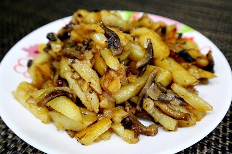 Potatoes with Mushrooms and Onions in a Skillet - Recipes