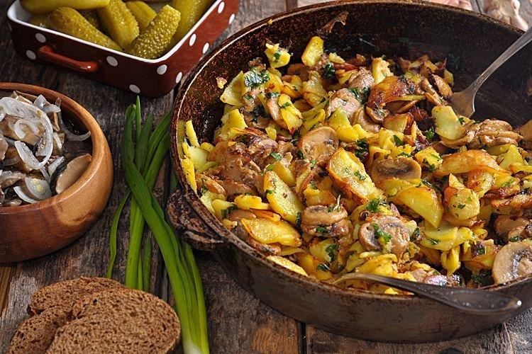 Potatoes with Mushrooms in Cream in a Skillet - Recipes