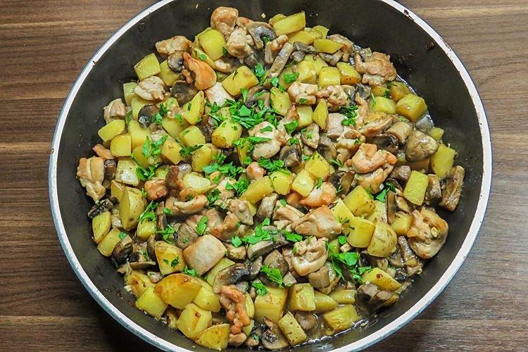 Potatoes with Mushrooms and Herbs in a Skillet - Recipes