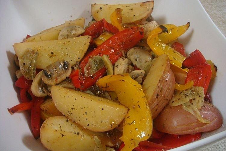Potatoes with Mushrooms and Bell Pepper in a Skillet - Recipes