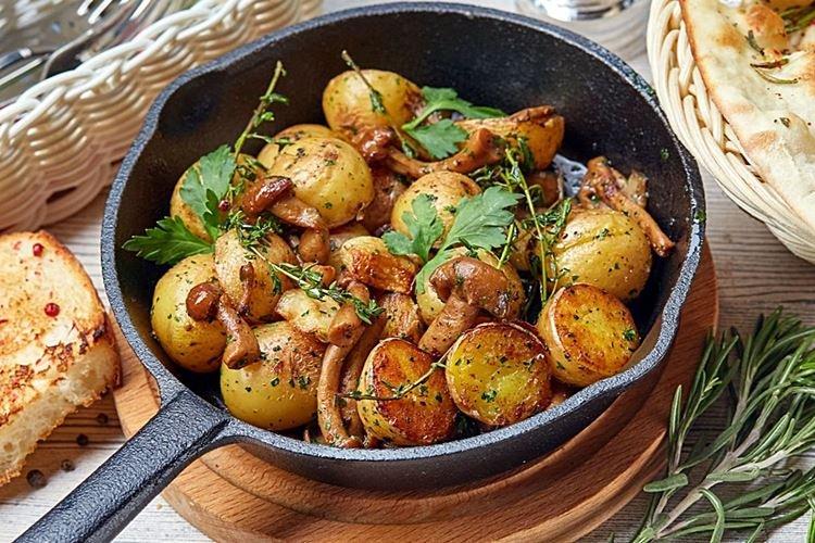 Potatoes with Assorted Mushrooms in a Skillet - Recipes