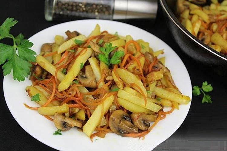 Potatoes with Mushrooms and Korean Carrots in a Skillet - Recipes