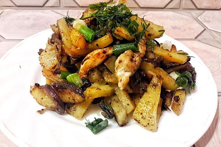 Potatoes with Mushrooms and Minced Meat in a Skillet - Recipes