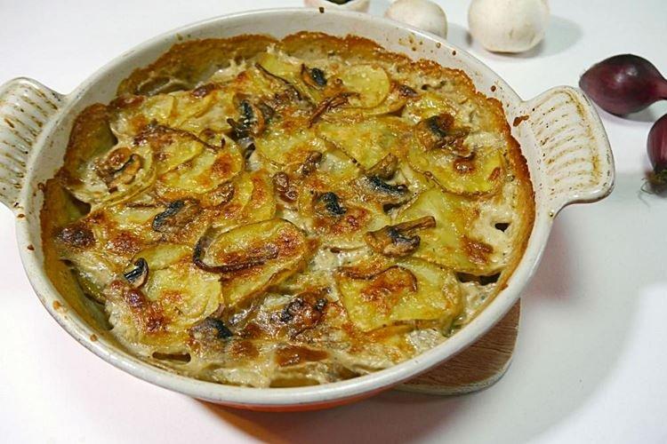Potatoes with Mushrooms in Sour Cream and Mayonnaise in the Oven - Recipes