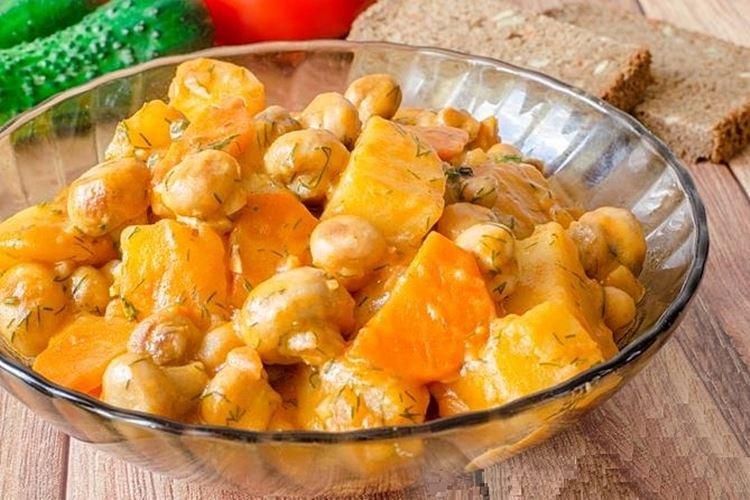Potatoes with Mushrooms in Tomato-Sour Cream Sauce in the Oven - Recipes
