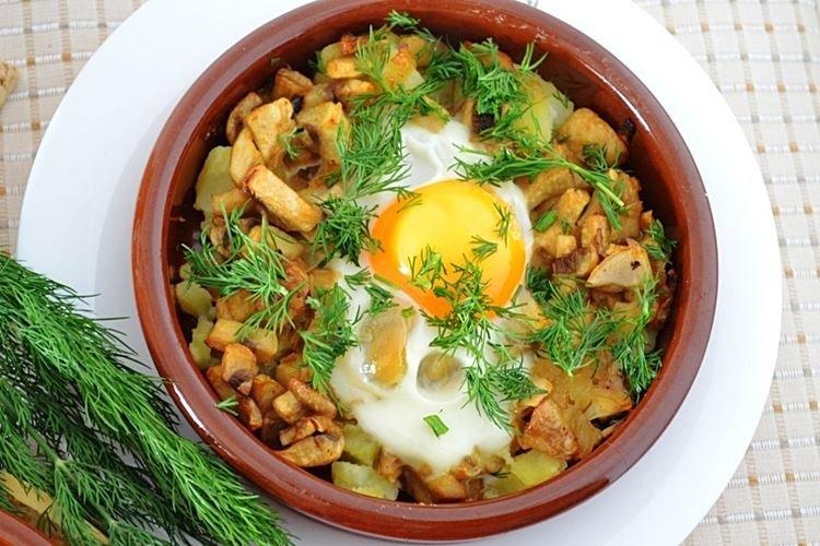 Potatoes with Mushrooms and Eggs in the Oven - Recipes