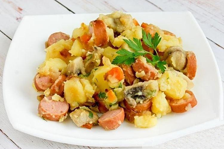Potatoes with Mushrooms and Sausages in the Oven - Recipes