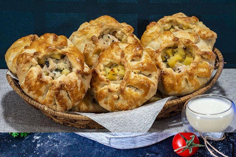 Patatas con carne en cazuelitas comestibles al horno - recetas