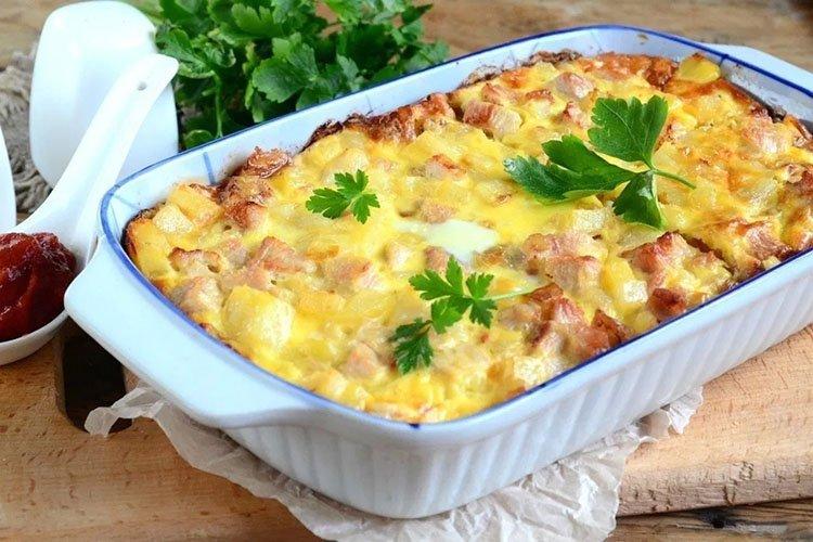Patatas con cerdo en crema agria al horno - recetas