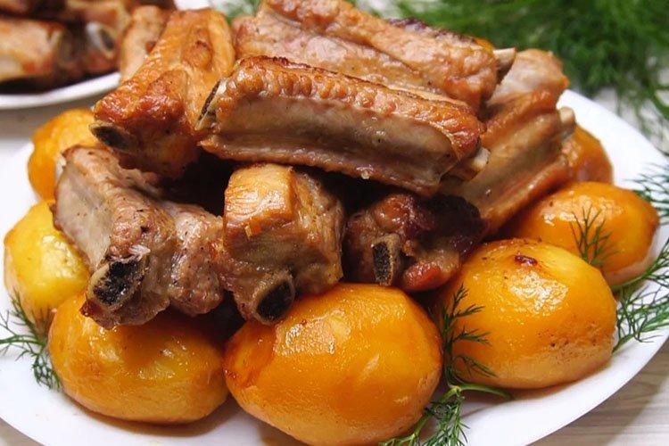 Costillas de cerdo con patatas - Recetas de patatas con carne al horno