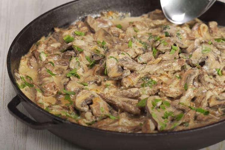 Rinder-Stroganoff nach Hausfrauenart - klassisches Rezept Schritt für Schritt mit Fotos
