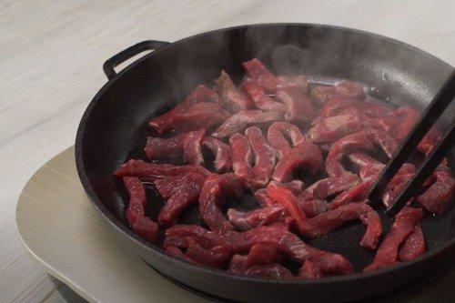 Rinder-Stroganoff nach Hausfrauenart - klassisches Rezept Schritt für Schritt