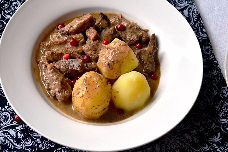 Rinder-Stroganoff mit Preiselbeeren und Rotwein - klassisches Rezept
