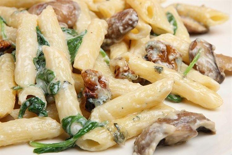 Macarrones con queso, champiñones, hierbas y limón - recetas