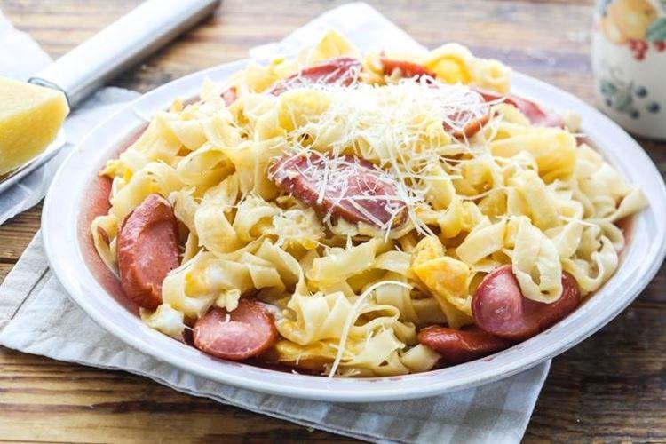 Macarrones con queso y salchichas - recetas