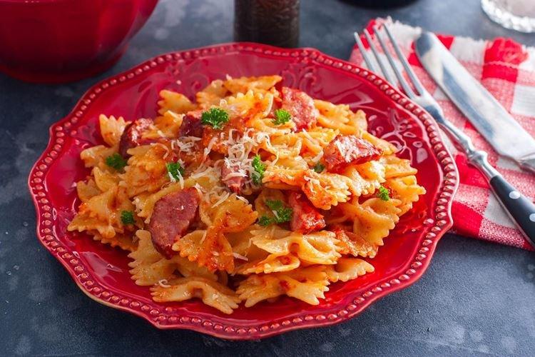 Macarrones con queso, salsa de tomate y salchicha - recetas