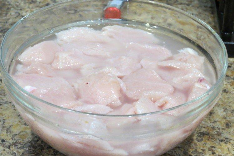 Adobo para brochetas de pollo con agua mineral - recetas