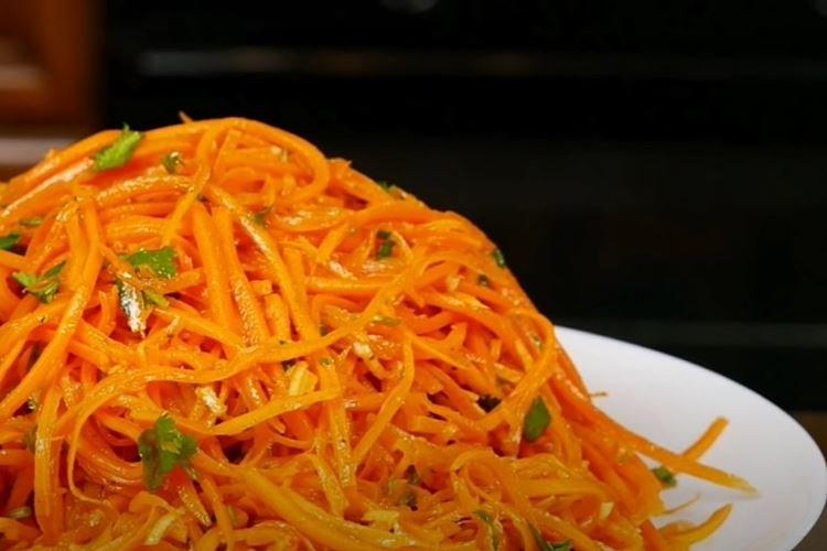 Zanahoria coreana con hierbas en casa - receta paso a paso con fotos
