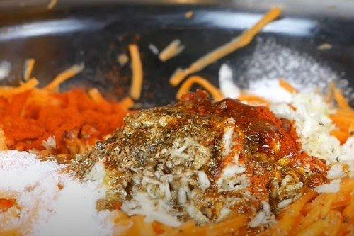 Zanahoria coreana con hierbas en casa - receta paso a paso
