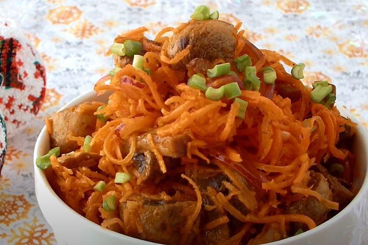 Zanahoria coreana con champiñones en casa - receta paso a paso con fotos