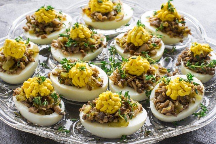 Huevos rellenos de champiñones - Recetas de aperitivos de Año Nuevo