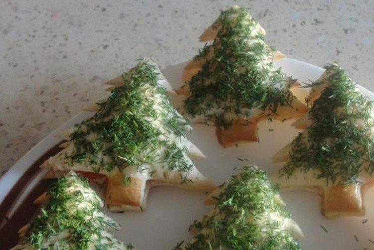 Abetos de hojaldre con requesón - Recetas de aperitivos de Año Nuevo