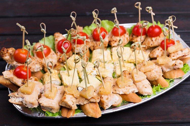 César en brochetas - Recetas de aperitivos de Año Nuevo