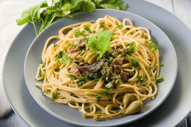 Espaguetis con anchoas - Recetas de platos muy sabrosos