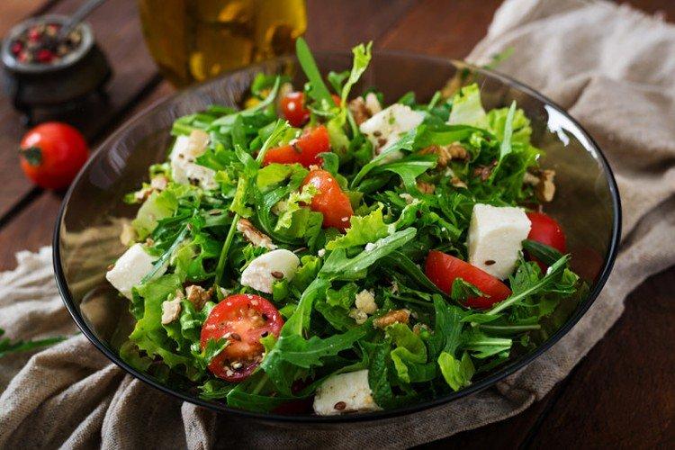 Ensalada de tomate y queso feta - Recetas de platos muy sabrosos