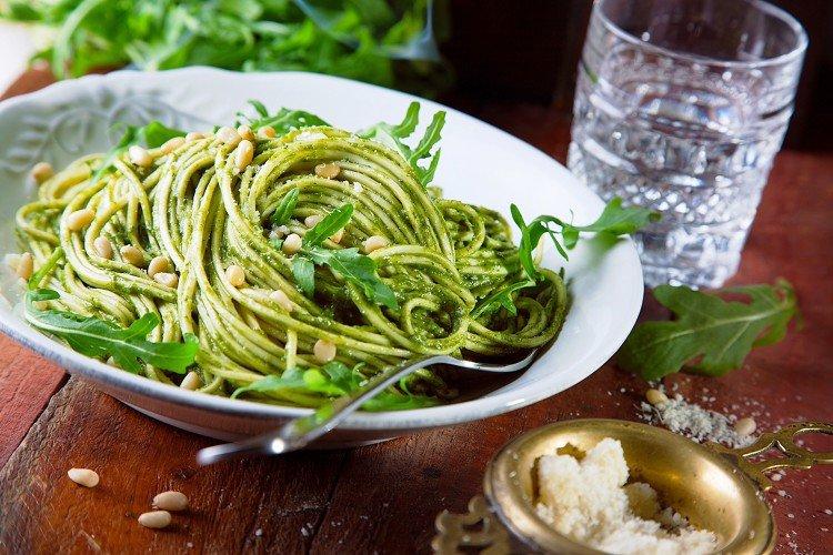 Espaguetis con pesto de limón - Recetas de platos muy sabrosos