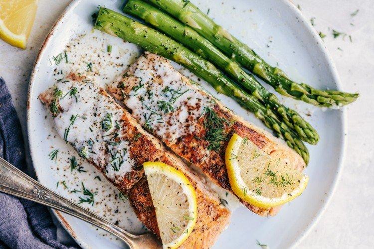 Salmón con salsa de eneldo - Recetas de platos muy sabrosos