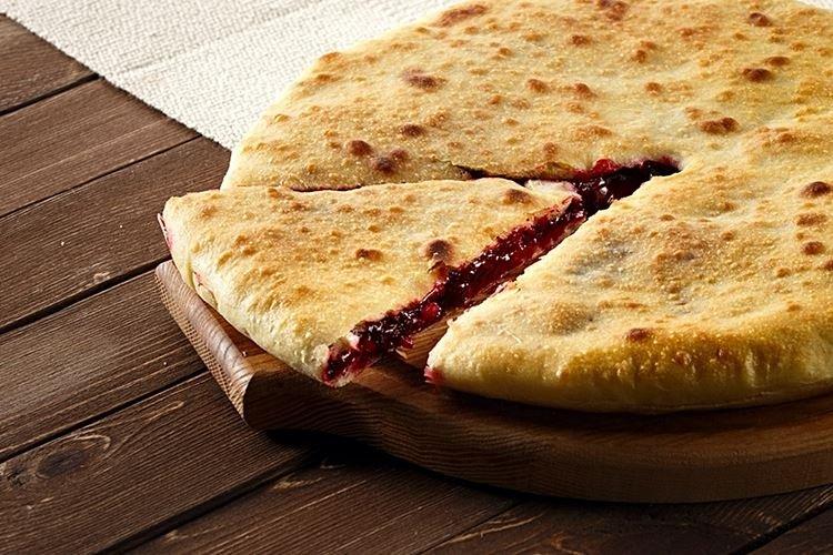Pastel osetio con cerezas y nueces - recetas