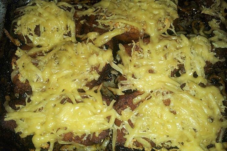 Chuletas de cerdo con ajo y queso - recetas