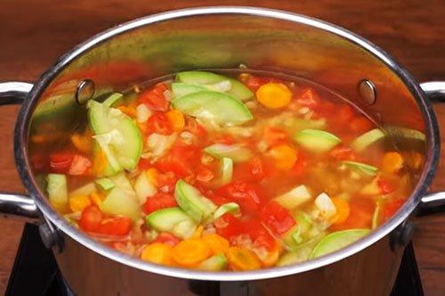 Sopa de verduras con calabacín - receta paso a paso