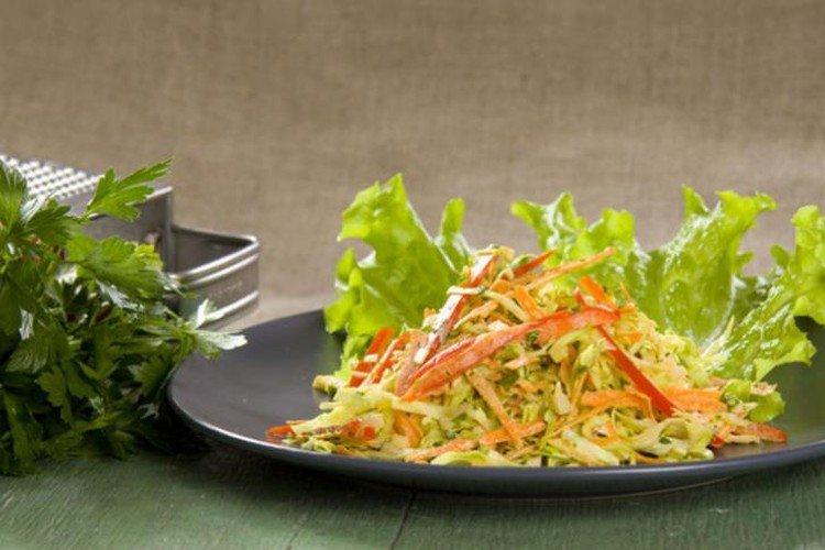 Ensalada de verduras de col con apio - recetas