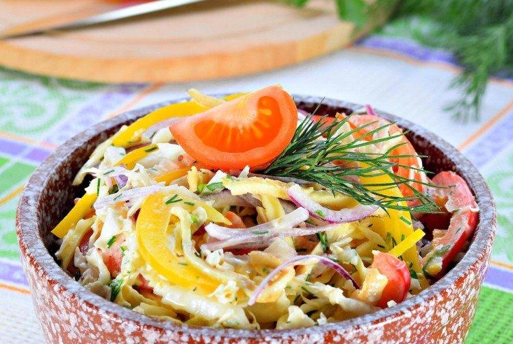 Ensalada de verduras con fideos de huevo - recetas