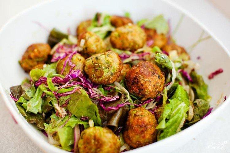 Ensalada de verduras con bolitas crujientes - recetas