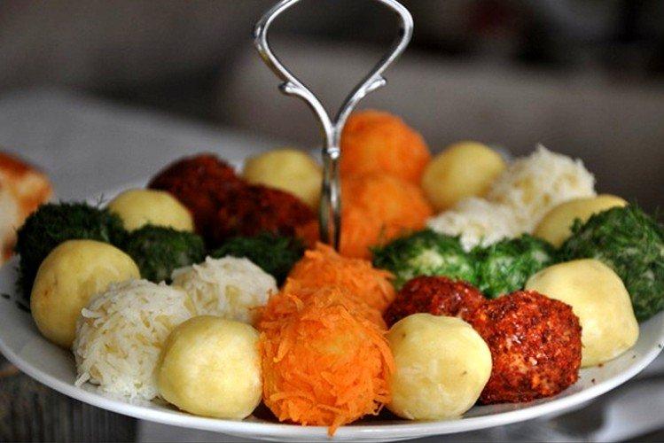 Ensalada-guarnición de verduras con puré de patatas y aguacate - recetas