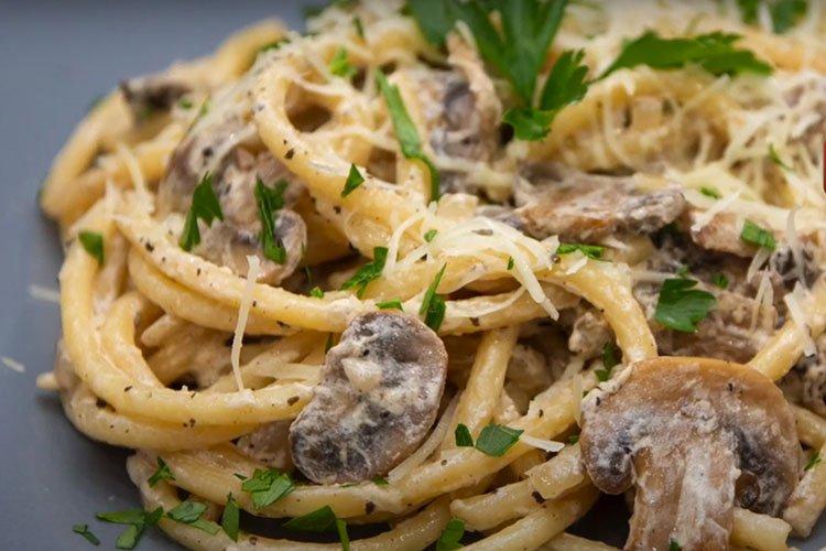 Pasta con champiñones en salsa de crema - recetas paso a paso con fotos