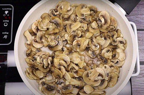 Pasta con champiñones en salsa de crema - recetas paso a paso