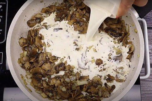 Pasta con champiñones en salsa de crema - recetas paso a paso