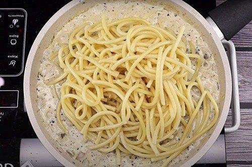 Pasta con champiñones en salsa de crema - recetas paso a paso