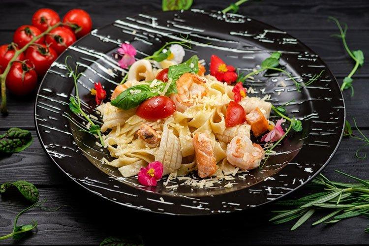 Pasta con champiñones y mariscos - recetas