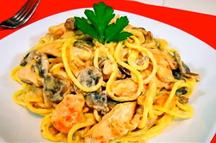 Pasta con pollo y champiñones en salsa cremosa - receta paso a paso con fotos