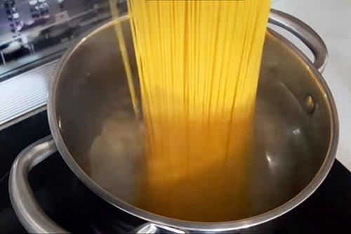 Pasta con pollo y champiñones en salsa cremosa - receta paso a paso