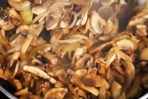 Pasta con pollo y champiñones en salsa cremosa - receta paso a paso