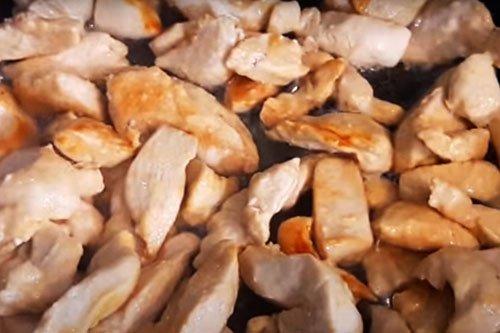 Pasta con pollo y champiñones en salsa cremosa - receta paso a paso