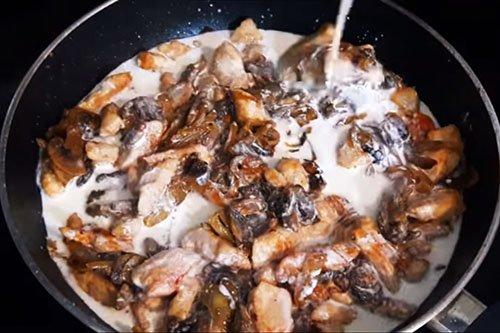 Pasta con pollo y champiñones en salsa cremosa - receta paso a paso