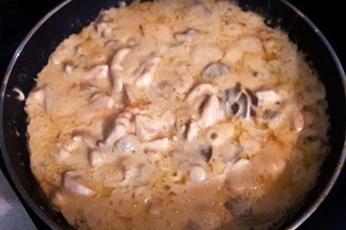 Pasta con pollo y champiñones en salsa cremosa - receta paso a paso