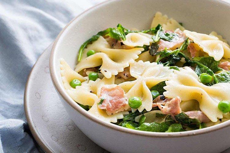 Pasta con pollo en salsa de soja y miel - recetas
